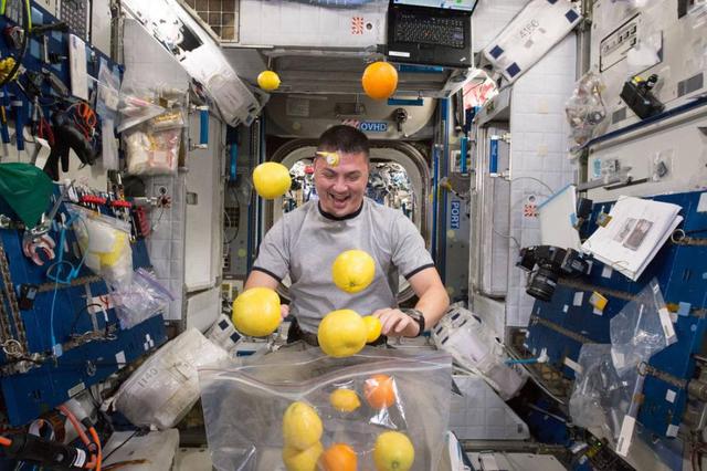英国宇航员感叹在国际空间站生活失重如厕难