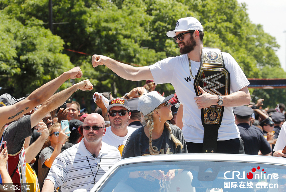 骑士队举行夺冠游行詹皇君临天下霸气十足