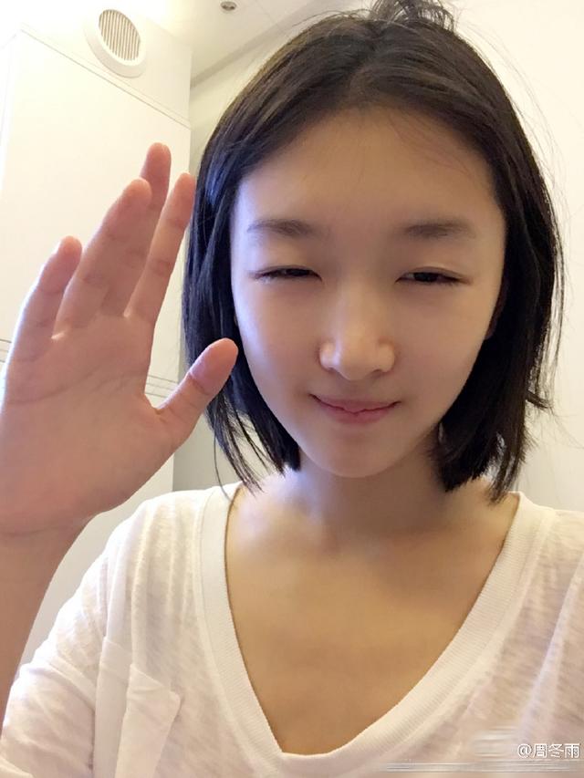 周冬雨自黑成瘾 晒素颜自拍竟“撞脸”杜海涛