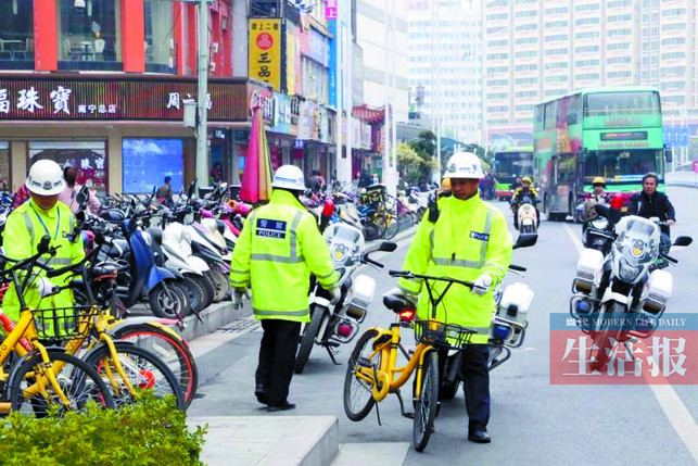 [焦点图]南宁：群众乱停乱放共享单车 可能挨“站街”(图)