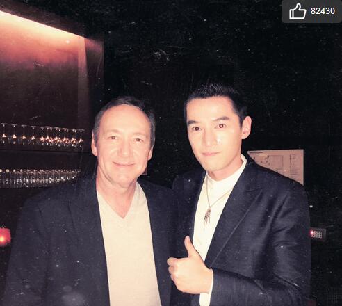 胡歌晒与凯文-史派西合影 气质出众引人羡