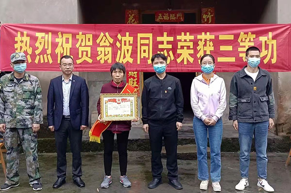 自贡沿滩：军地联合送喜报 军人军属享荣光_fororder_3慰问现场