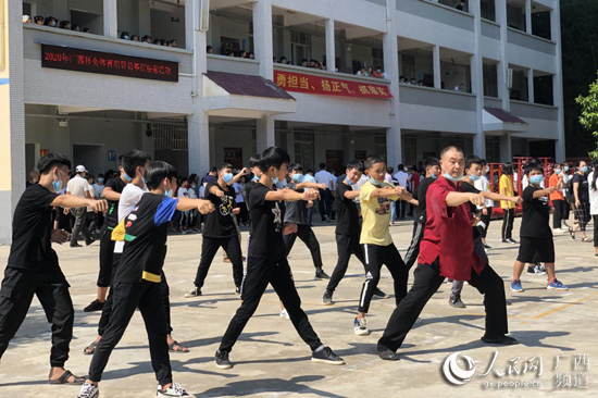 2020年广西社会体育指导员基层扶贫活动走进藤县