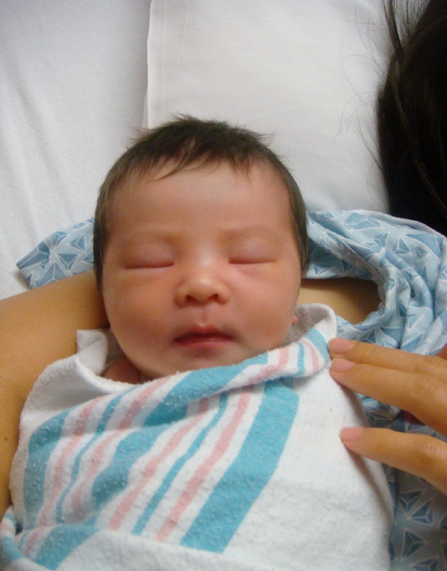 刘涛老公晒女儿8年前出生照：天使降临人间