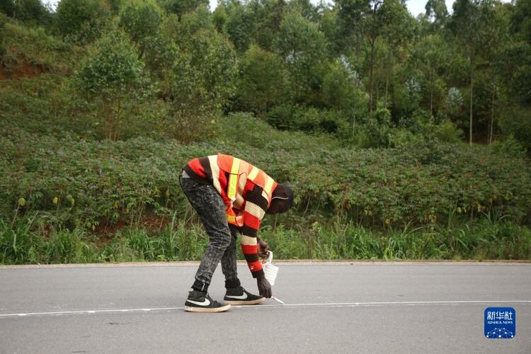 通讯：再不用为出行发愁了——中企修路造福卢旺达百姓_fororder_1
