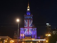 波蘭科學文化宮亮燈投射米字旗 支持英國留歐