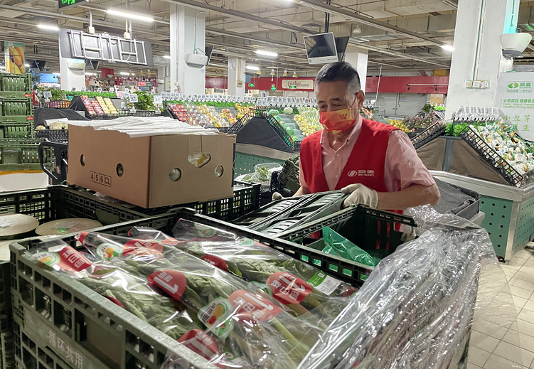 凌晨补货，量足价稳！昨晚超市空置的货架又被填满了