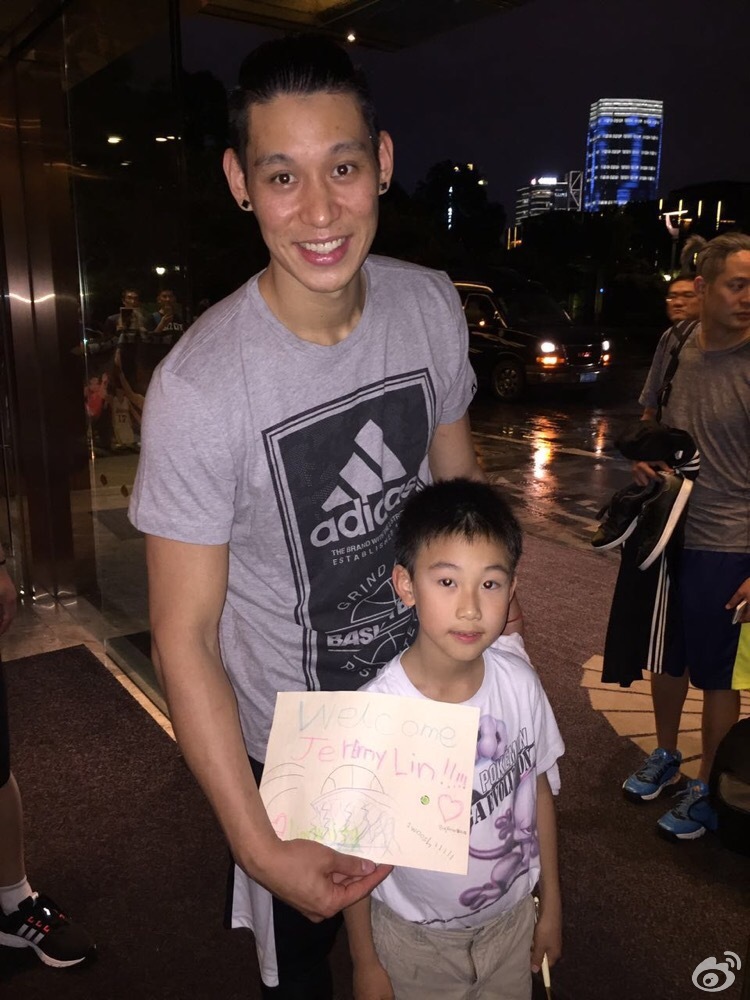 林书豪合影姚明夫妇他和叶莉一样高