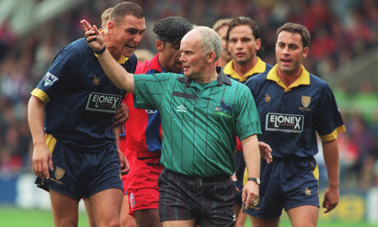 揭足坛恶霸:曾捏爆加斯科因 开场3秒就吃牌