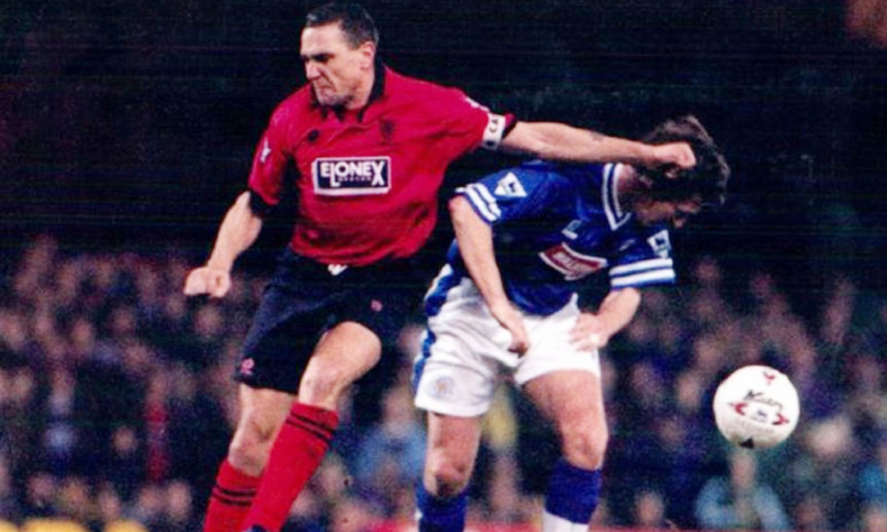 揭足坛恶霸:曾捏爆加斯科因 开场3秒就吃牌