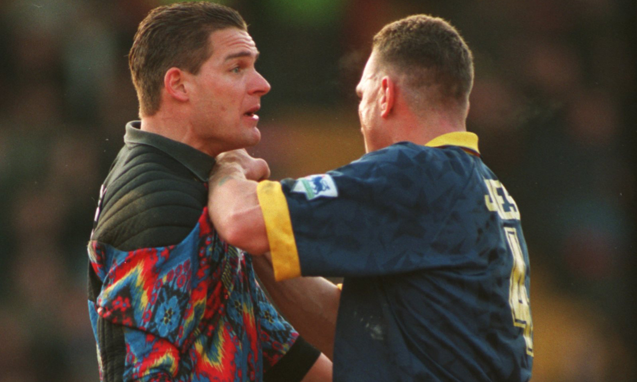 揭足坛恶霸:曾捏爆加斯科因 开场3秒就吃牌 揭足坛恶霸:曾捏爆加斯科因 开场3秒就吃牌