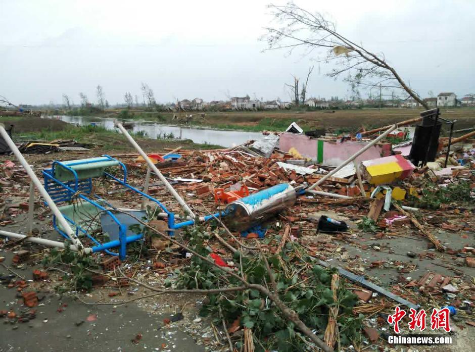 江蘇鹽城遭遇特大暴雨龍捲風 一幼兒園受損嚴重(組圖)