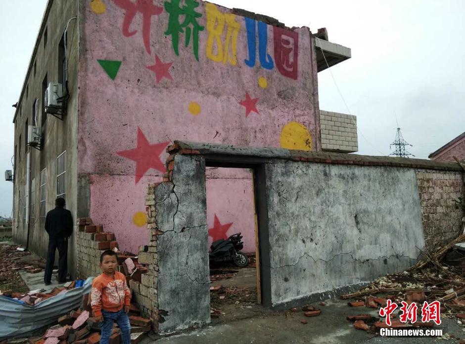江苏盐城遭遇特大暴雨龙卷风 一幼儿园受损严重