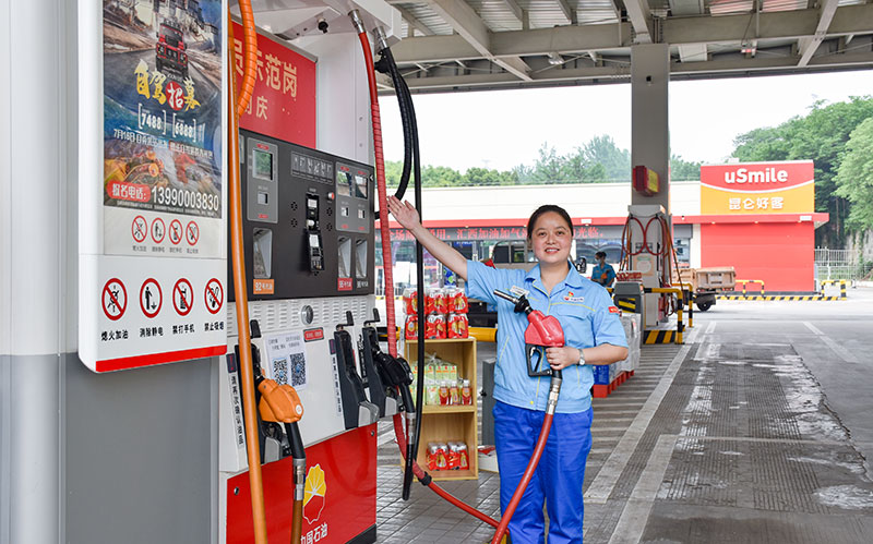 中国梦 劳动美｜邱丽梅：手执油枪 将优质服务注进油箱_fororder_给加油客户确认油表归零