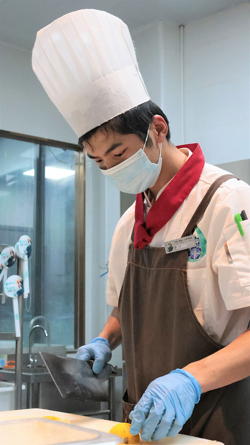 中国梦 劳动美｜王世祥：外卖小哥被评为“见义勇为好人”_fororder_18，认真工作中的王世祥。