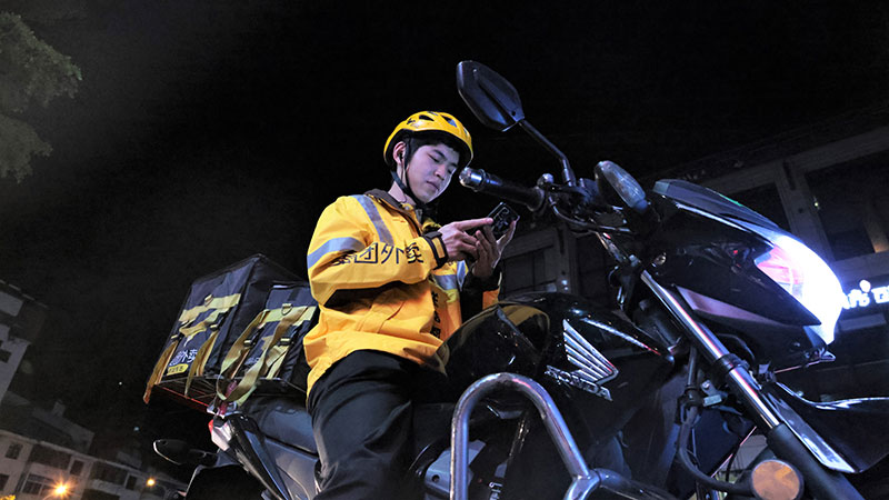 中国梦 劳动美｜王世祥：外卖小哥被评为“见义勇为好人”_fororder_20，晚上22点，王世祥打开手机接单。