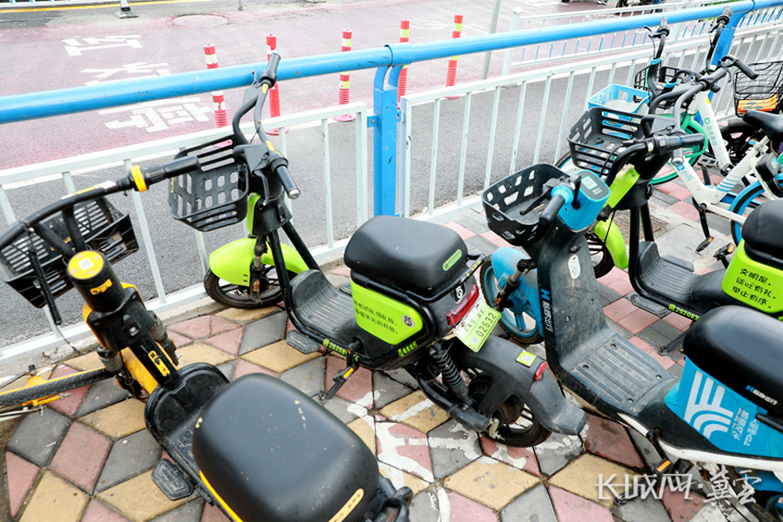 長城調查丨共享電單車的頭盔困境,如何破解?