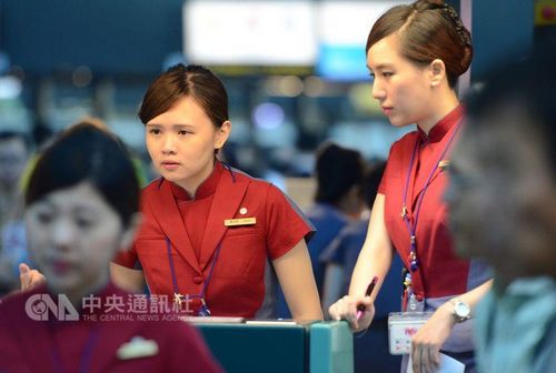 台灣華航空服員罷工 旅客在桃園機場櫃檯前大排長龍