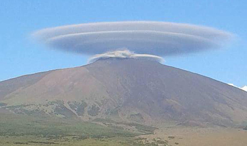 意大利埃特纳火山顶惊现怪异"飞碟云"(高清组图)