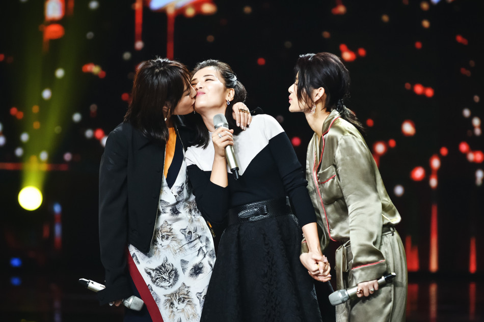 组图:老公都让开!白百何强吻刘涛吻完吐舌