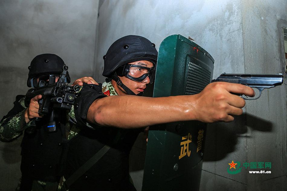 特战武警对抗演练 军靴"抢镜"