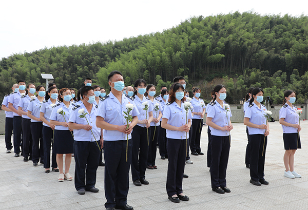 宜宾长宁：激活“红色资源” 打造“红色引擎”_fororder_鲜花祭奠烈士