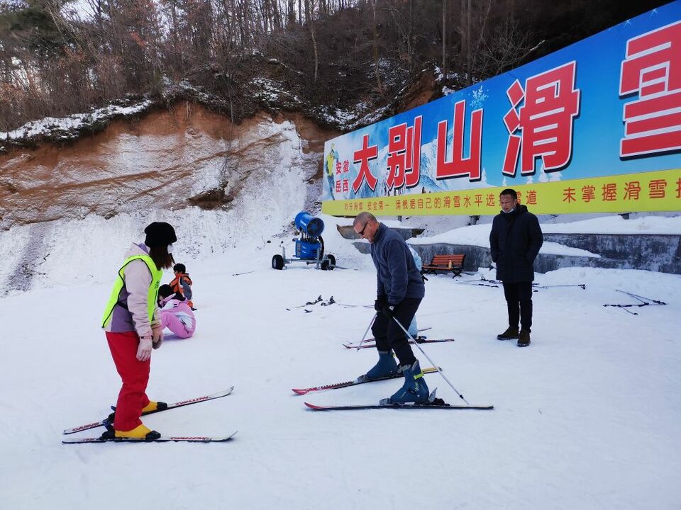 “冬奧之風”吹進大別山掀起“滑雪熱”_fororder_2