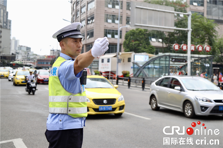 【CRI專稿 列表】重慶交巡警迎戰高溫“烤”驗 堅守一線保暢通