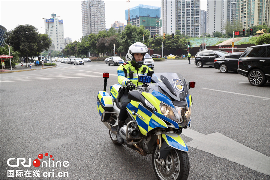 【CRI专稿 列表】重庆交巡警迎战高温“烤”验 坚守一线保畅通