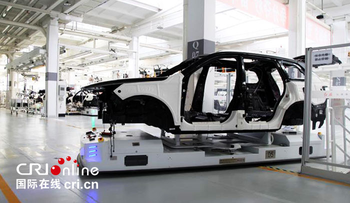 01【吉林】【原创】【译日语、法语发Facebook】“特色产业看中国——探访长春汽车产业”采访团走进中国一汽红旗工厂 感受红旗汽车品牌硬核技术魅力