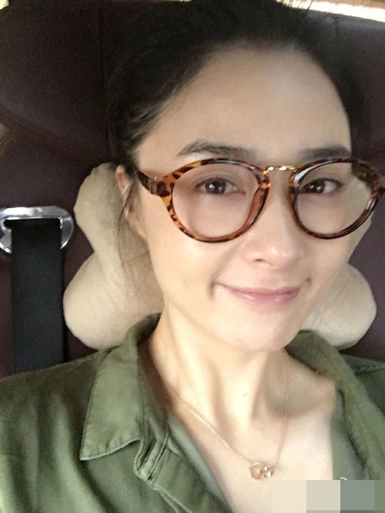 蒋欣晒素颜照撞脸吴昕 网友：不化妆好年轻