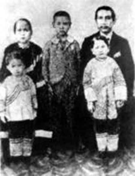 孙娫与父母在美国檀香山的合影 孙娫与父母在美国檀香山的合影