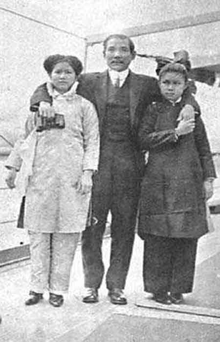 1912年4月,孙中山与长女孙娫(左)及次女孙婉合影 1912年4月,孙中山与长女孙娫(左)及次女孙婉合影