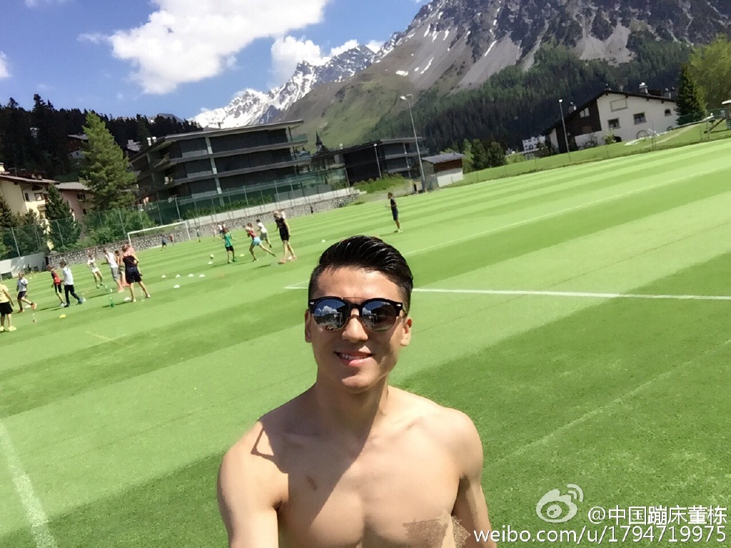 浑身都是马甲线!董栋携蹦床男队半裸出镜