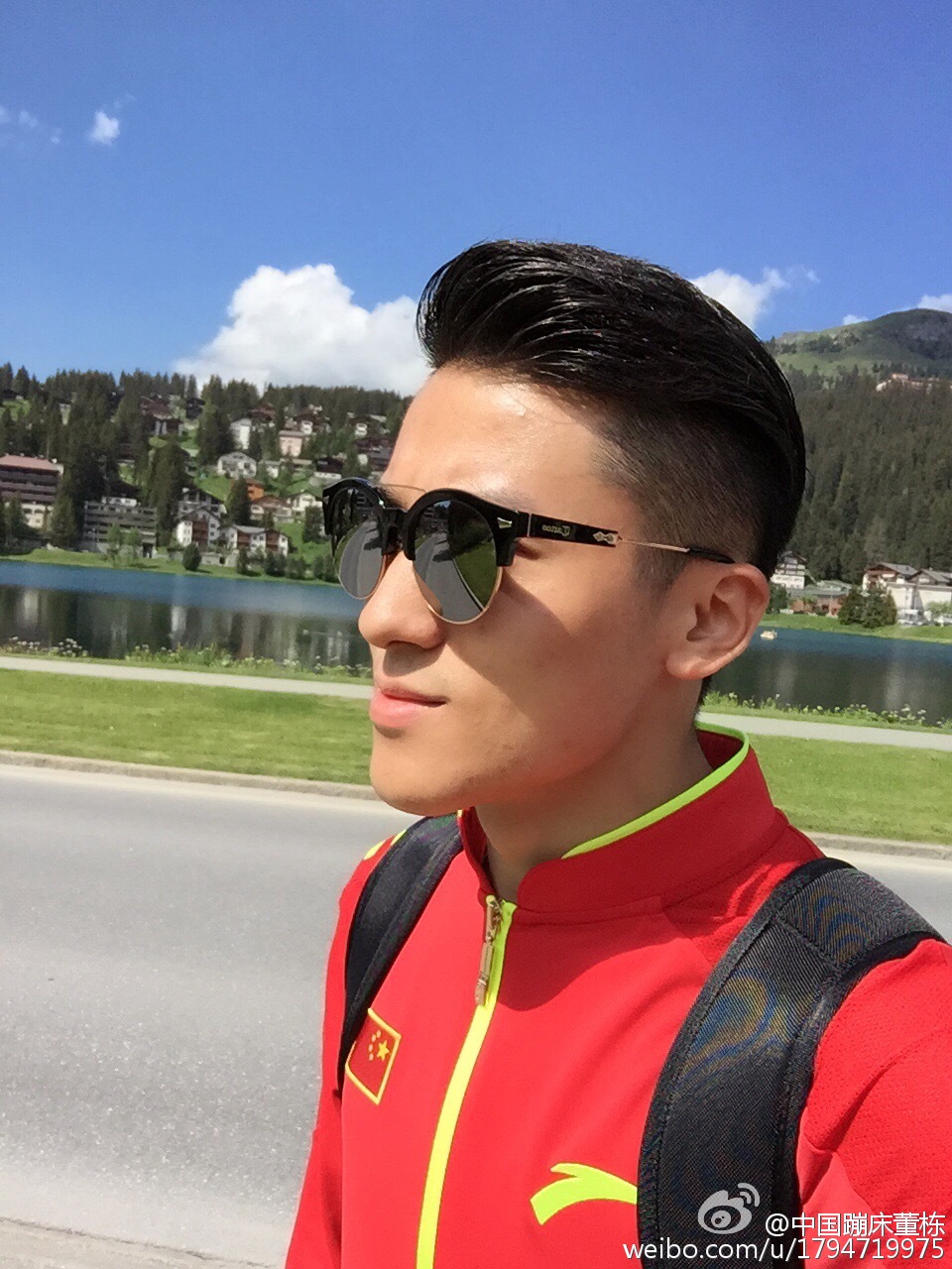 会蹦床男子个人冠军董栋,日前在个人社交媒体晒出他与队友的帅气照片