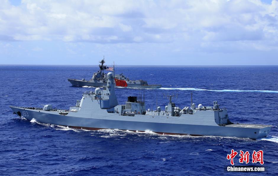 中美舰艇编队组织运动训练