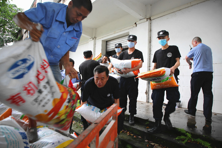【急稿】重庆渝北警方抗洪抢险第一线 15分钟帮群众转移5吨化肥