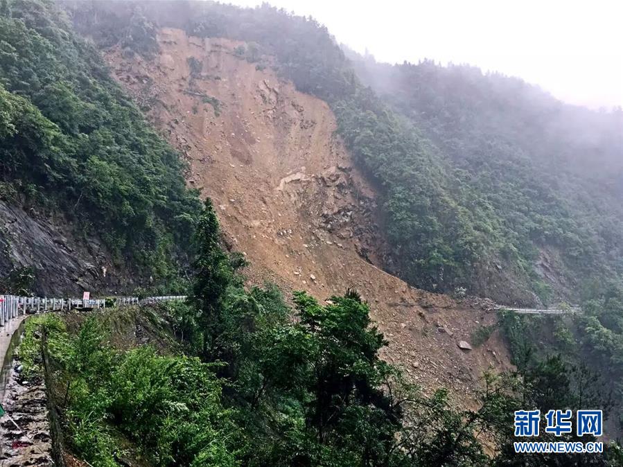 湖北鹤峰县发生山体滑坡