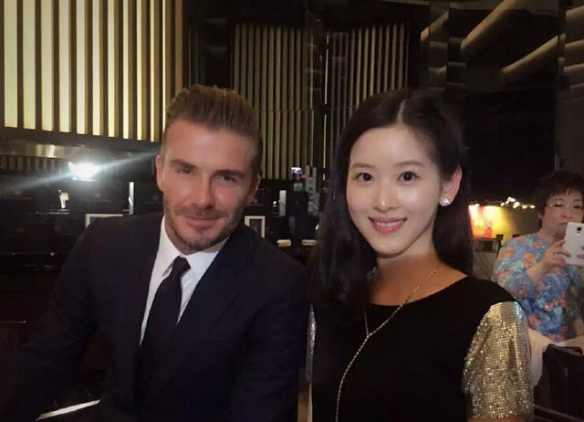 产后的奶茶妹妹依旧少女风 和小贝合影一脸开心_娱乐_腾讯网