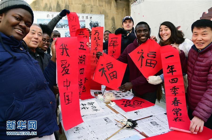 江苏镇江：留学生学写春联 感受传统文化魅力