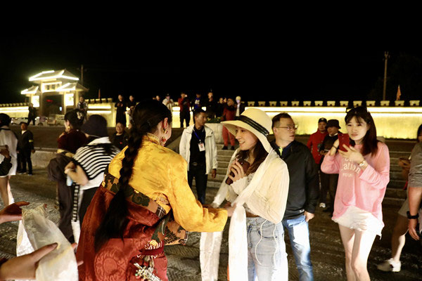 图片默认标题_fororder_1,"格萨尔王王妃"为网红达人送上洁白的哈达