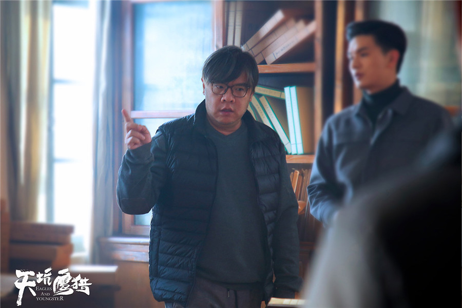 天坑鹰猎首曝花絮照王俊凯酷拽上演鹰屯变形计