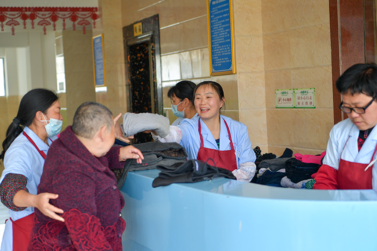 Chinese Dream & Labor Beauty | Pu Yu: Conscientious Nurse of Elderly Care Warms People's Hearts with Sincerity_fororder_5