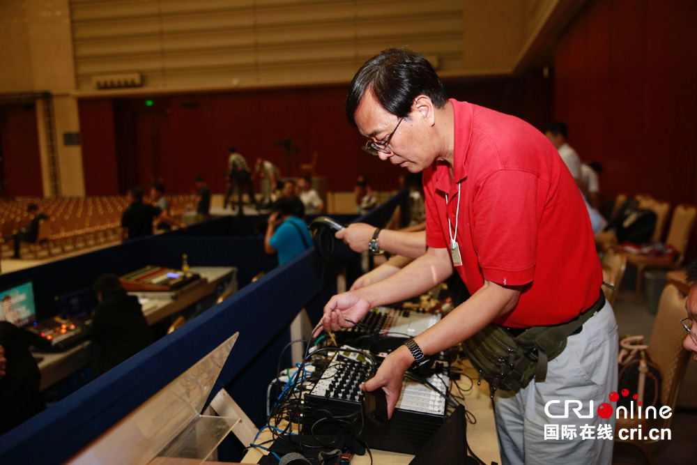 国际台直播人员调试设备
