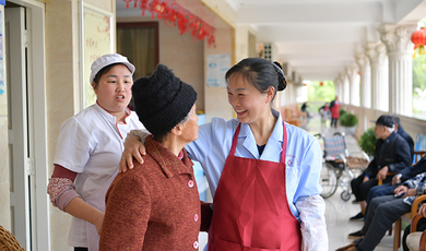 Chinese Dream & Labor Beauty | Pu Yu: Conscientious Nurse of Elderly Care Warms People's Hearts with Sincerity_fororder_rBABDGJ02SWAKiixAAAAAAAAAAA984.750x500