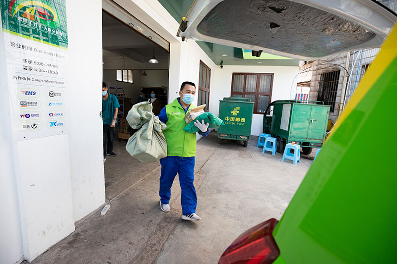 宜宾翠屏：小黄车带动物流跑起来 “交邮融合”打通镇村物流“肠梗阻”_fororder_小黄车司机在取件中-摄影-叶昌荣