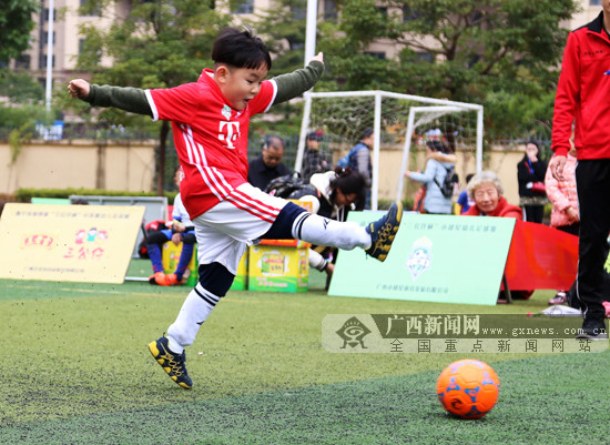 【焦點圖】用行動普及幼兒足球 南寧市舉辦小球星幼兒足球賽(首頁圖片在文末) 【焦點圖】用行動普及幼兒足球 南寧市舉辦小球星幼兒足球賽(首頁圖片在文末)