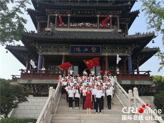 (供稿 社會廣角列表 三吳大地泰州 移動版)《我和我的祖國》在泰州望海樓前唱響