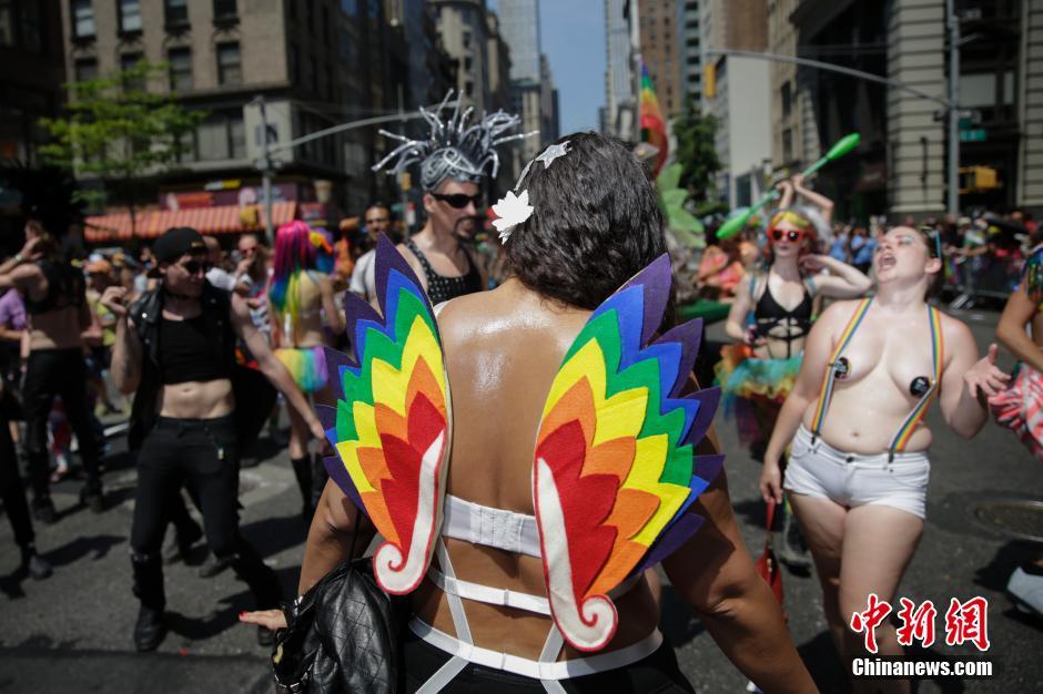 美国纽约举行同性恋骄傲大游行