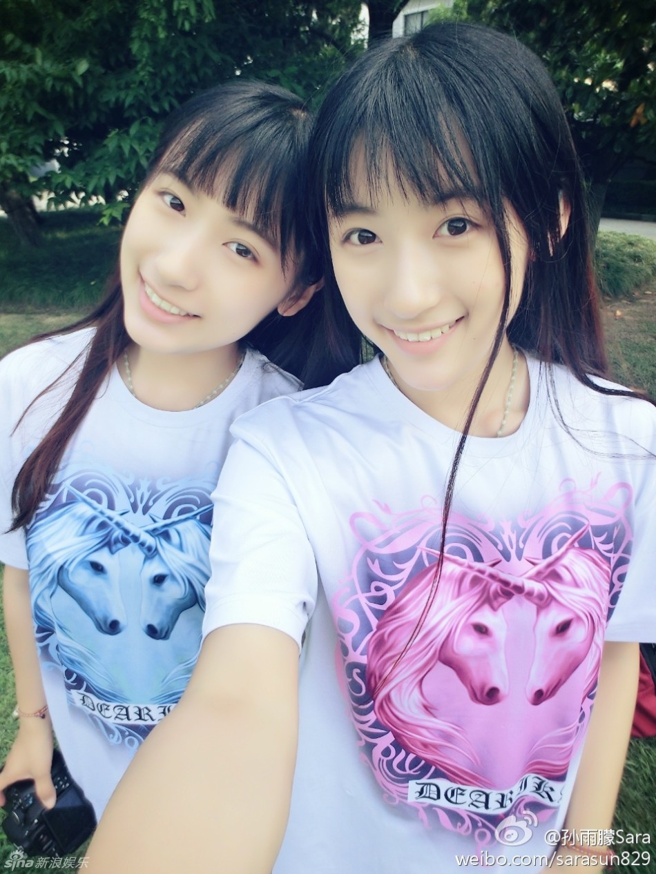 复旦双胞胎姐妹晒学位服照 复旦双胞胎姐妹花海量私照